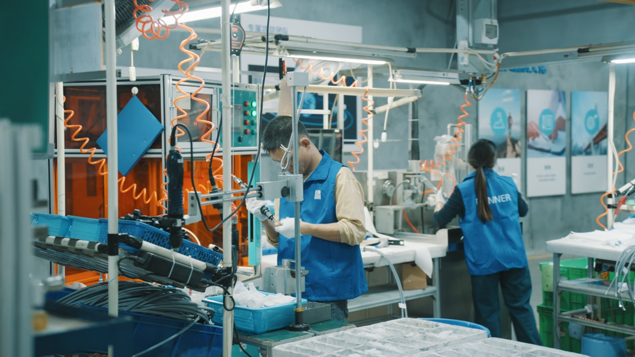 建霖家居生产车间，员工们正以饱满状态赶订单、保交付