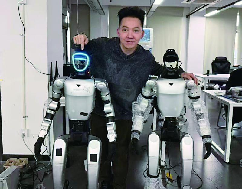 汪起正与参与表演的机器人合影 受访者供图