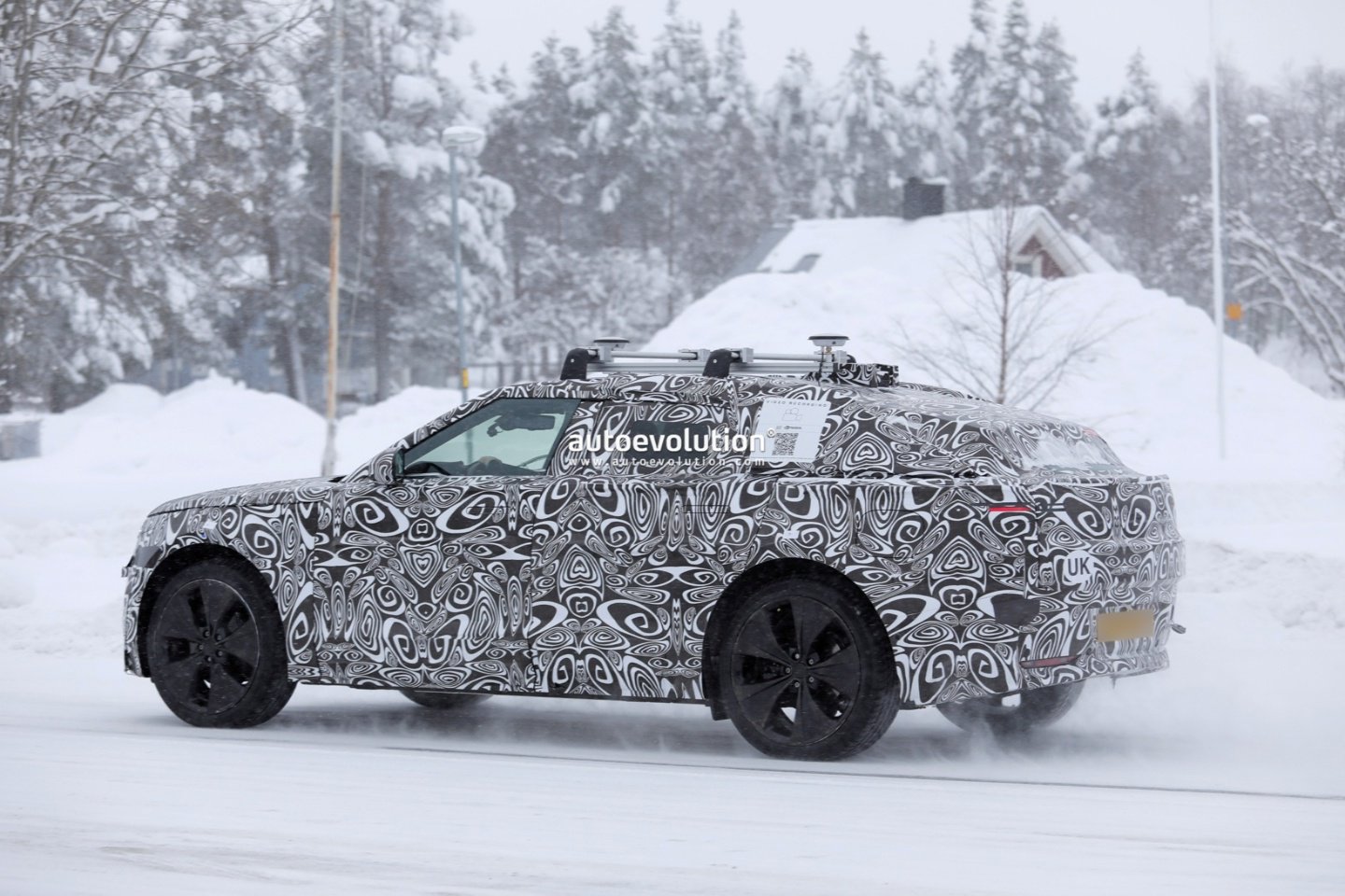 2027 款路虎揽胜极光纯电版路测图曝光：隐藏式门把手，恐取消后窗