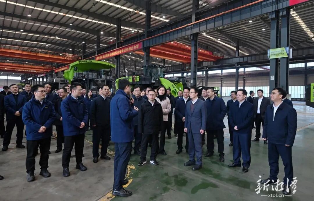 与会代表现场观摩中联高端装备产业基地建设项目。（全媒体记者 方阳 摄）