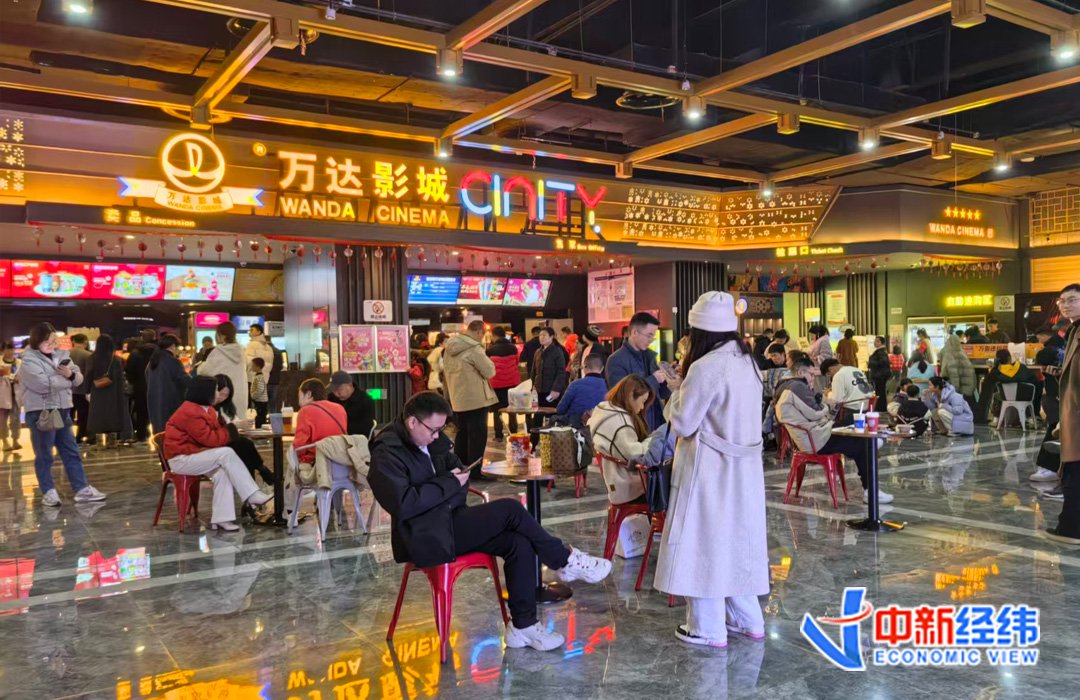 资料图 电影院里等待入场的观众 中新经纬摄