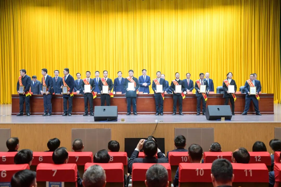 �� ��2025�곣����Ӫ��ҵ30ǿ�����󣩡��������ƽ������δ�ҵ��׿Խ���׽��Ƚ����ˣ��ң�