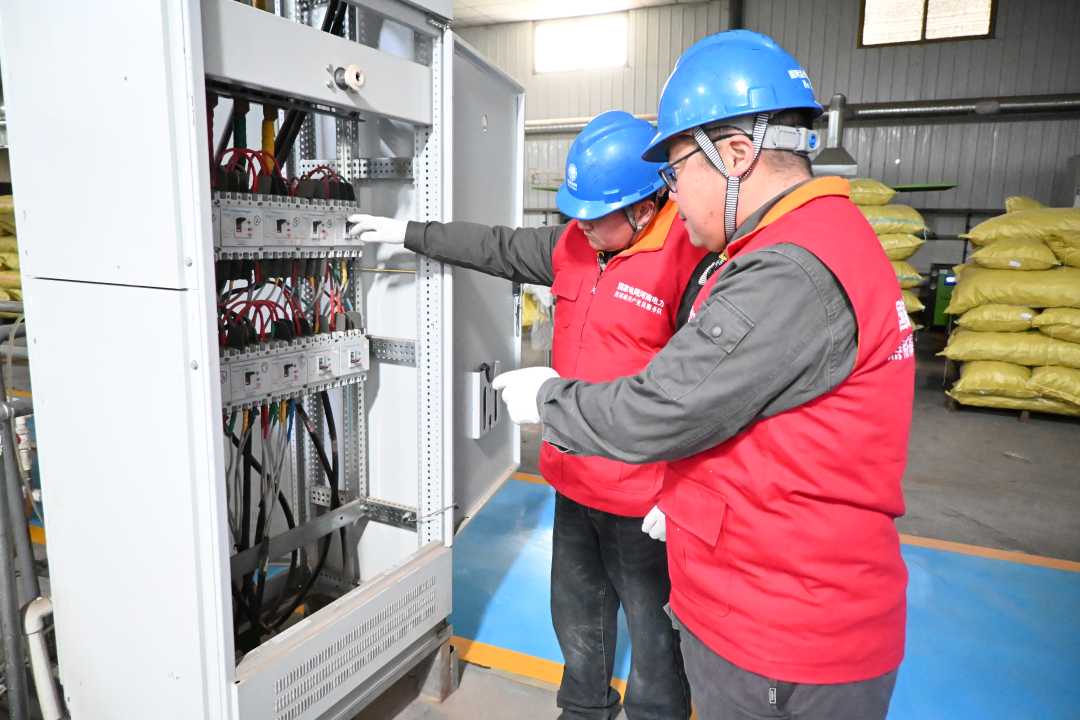 国网孟州市供电公司工作人员在企业厂房内检查配电箱。花晓彬摄