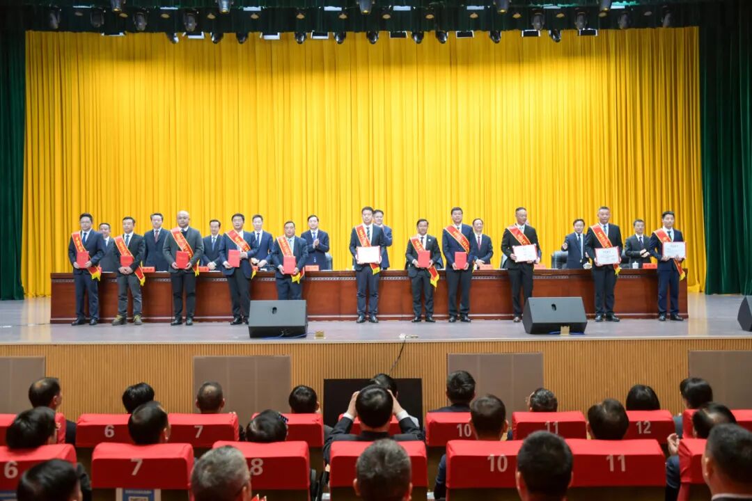 �� ��2025�곣����Ӫ��ҵ30ǿ�����󣩡��������ƽ������δ�ҵ��׿Խ���׽��Ƚ����ˣ��ң�