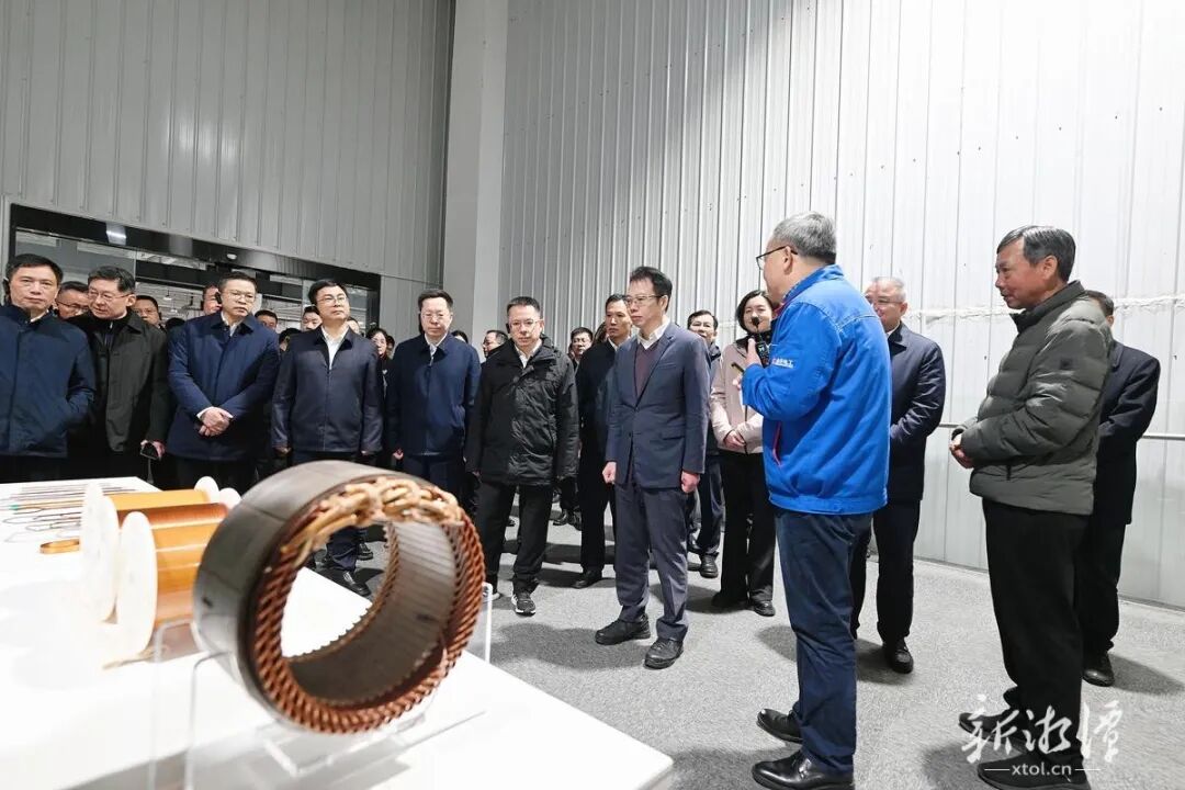 与会代表现场观摩金杯电工新能源电磁线扩能倍增项目。（全媒体记者 方阳 摄）