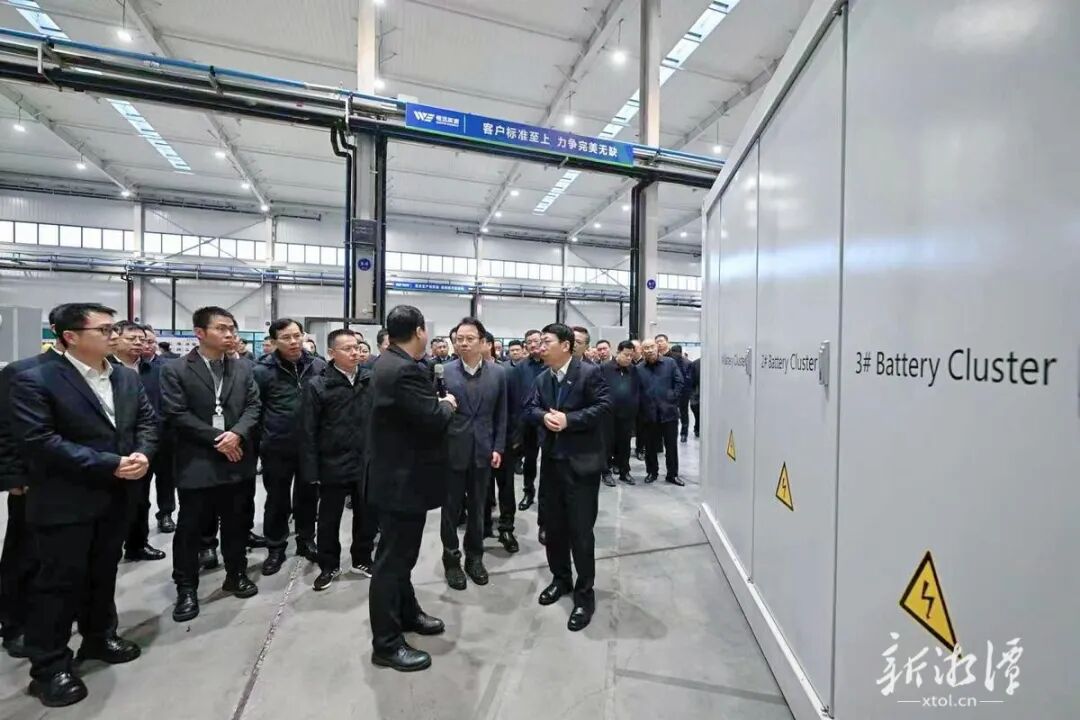 与会代表现场观摩惟远能源储能智能制造中心建设项目。（全媒体记者 方阳 摄）