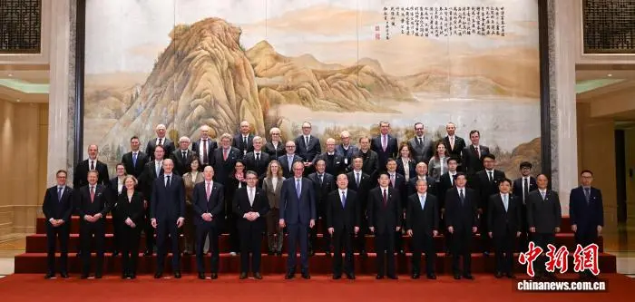 　　2月26日，德国总理默茨到达浙江杭州继续中国之行，并与中德双方企业家等合影。王刚 摄