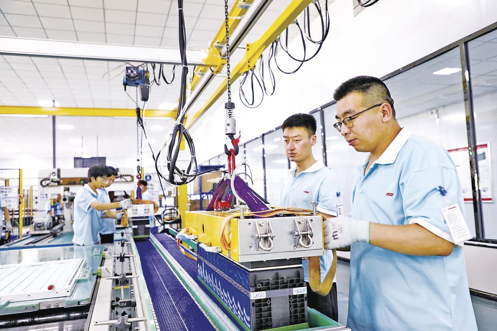 易事特数字装备制造（环县）有限公司生产车间，工人在组装电池。（资料图）