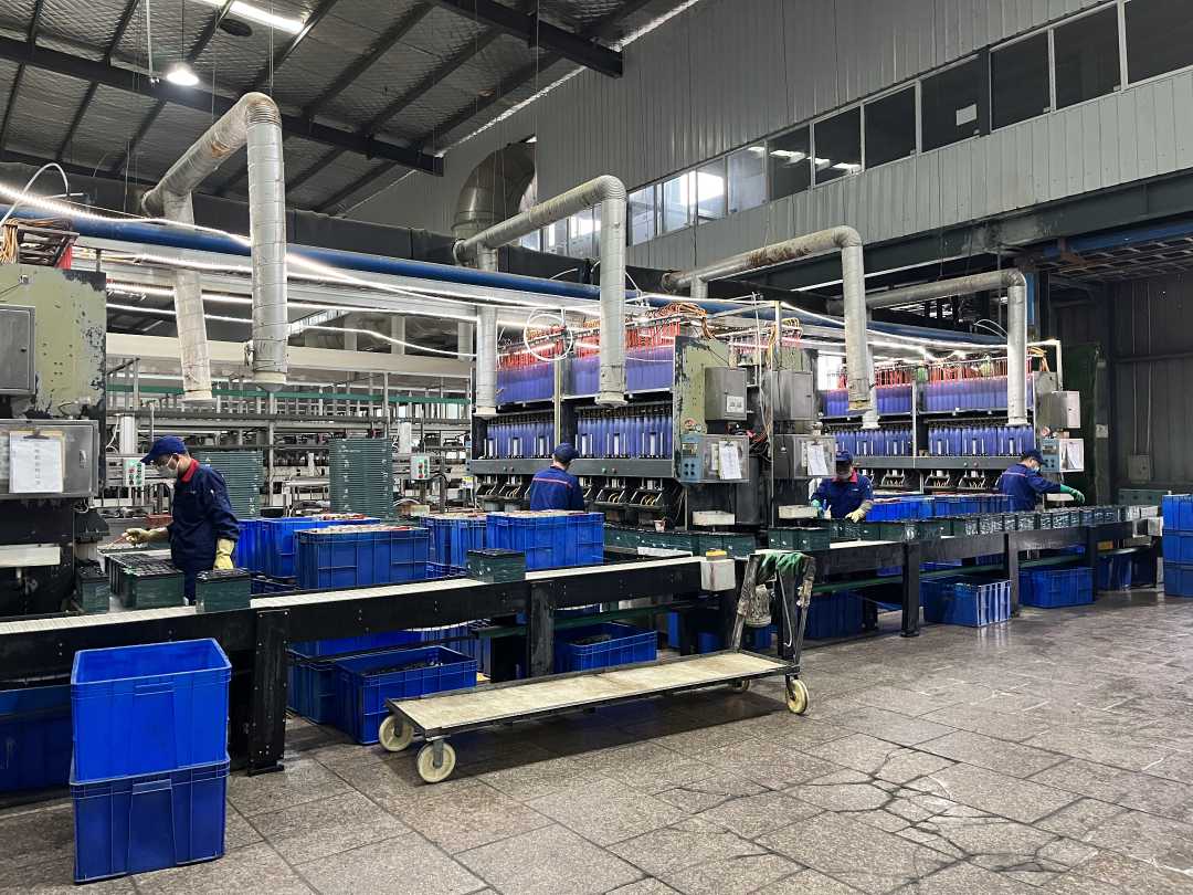 河南晶能电源有限公司春节复工后工人正在赶制生产订单。王菊芬摄