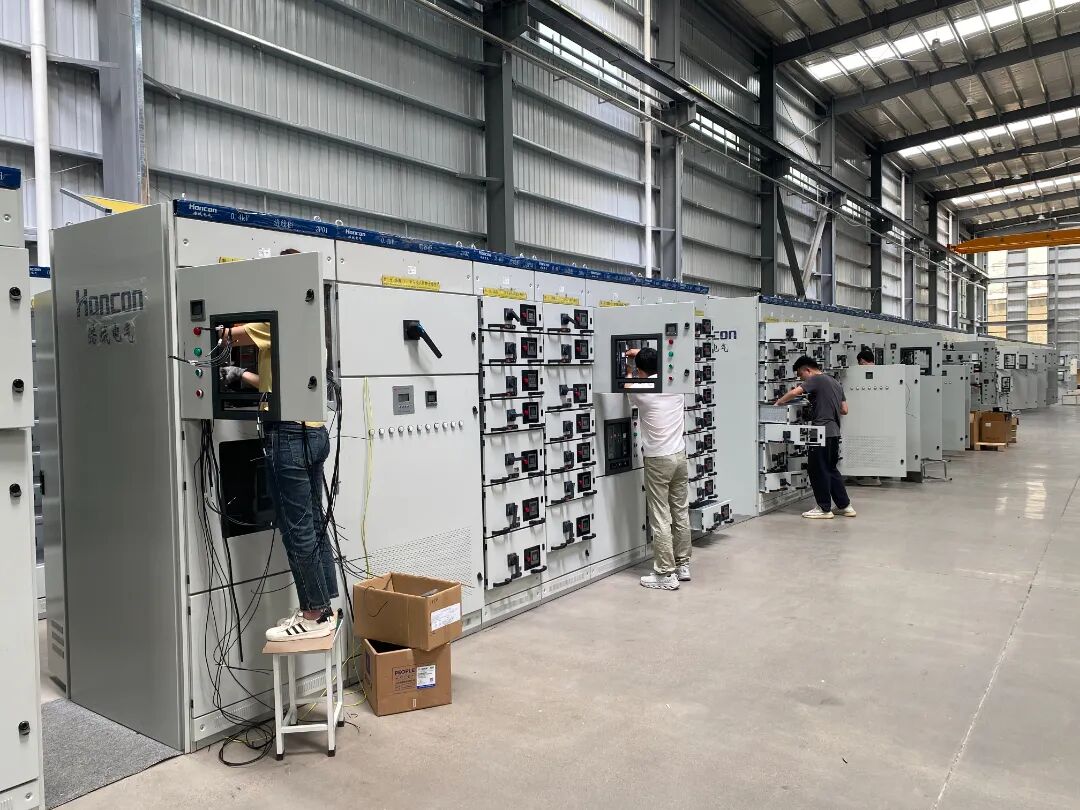 浩城电气的工人们正忙碌生产。