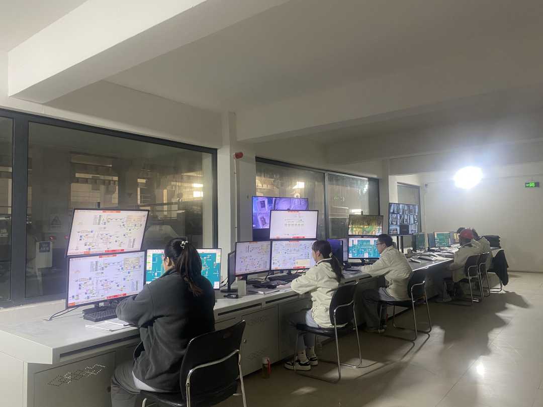 春节期间，汉永集团淀粉车间中控室技术人员正在监视设备运行情况。汤锐摄