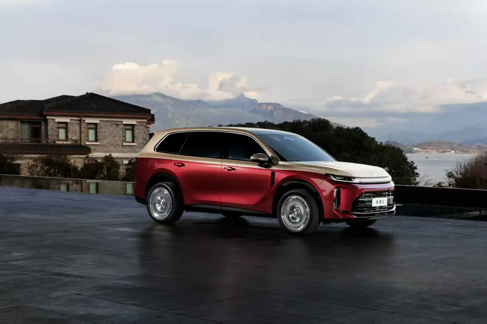 大饼轮毂 + 双色车身，五菱、华为合作的新车华境 S“炽焰鎏金”外观公布