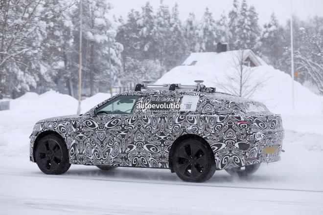 2027款路虎揽胜极光纯电版路测图曝光：隐藏式门把手，恐取消后窗