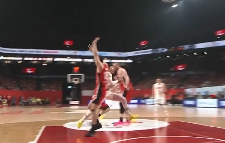 马场雄大不满吹罚！杨毅：从世界杯开始 日本这几年占便宜太多了