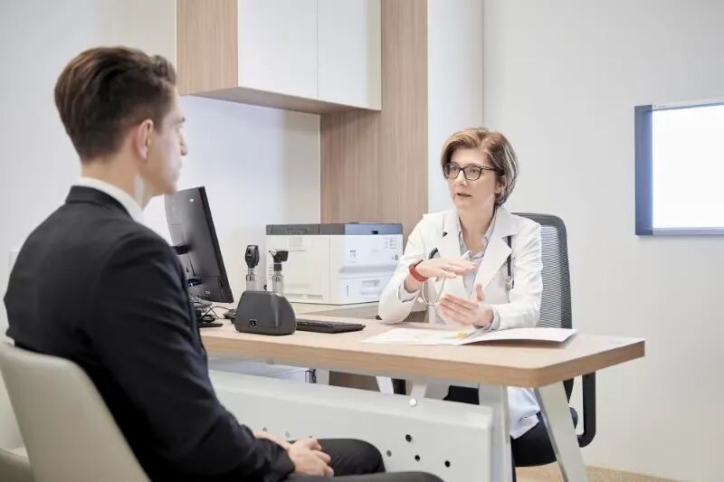 百汇医疗医生在为患者诊治