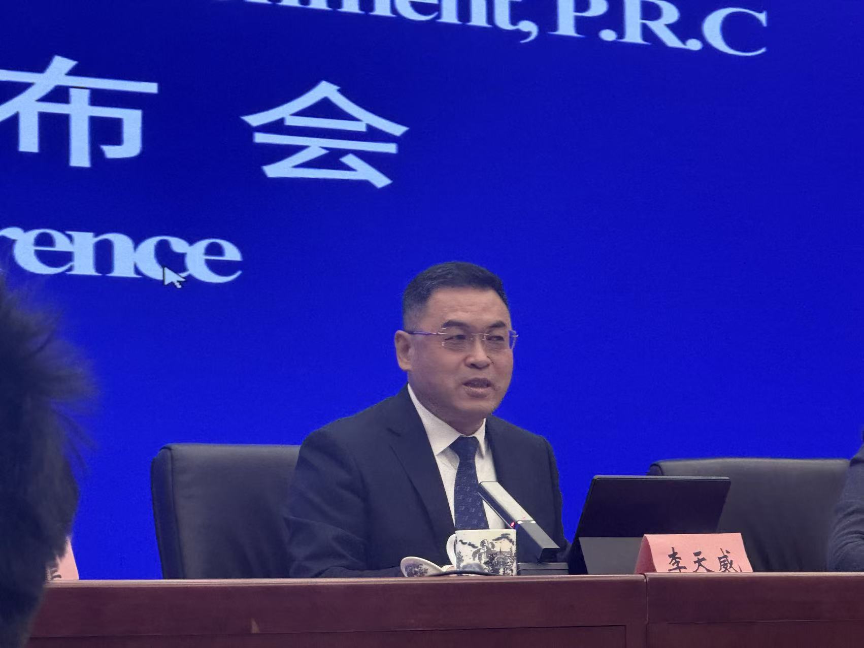 （生态环境部大气环境司司长李天威在回答21世纪经济报道提问 本报记者拍摄）