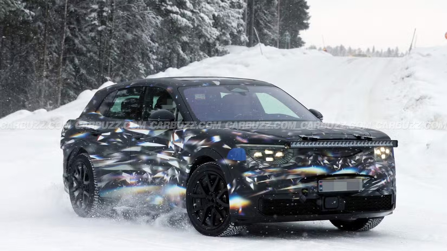 宾利城市纯电 SUV 路测图曝光：1156 马力，雪地漂移秀实力