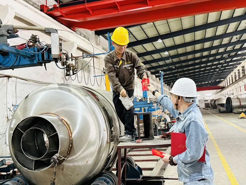 企业高层向员工派发开工红包。