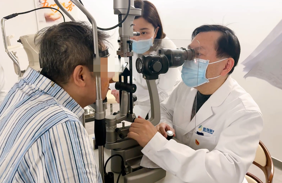 普瑞眼科医院卢奕教授在为患者诊治