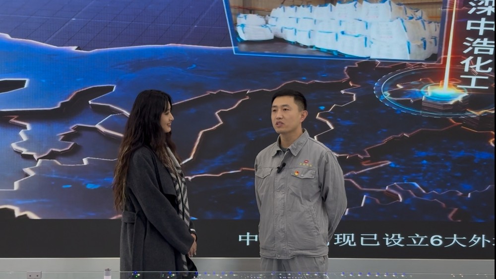 图为本报记者采访开滦股份唐山中浩公司尼龙66分厂工段长曹赟杰。