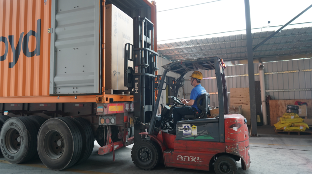 镁刻阳光正在忙碌地打点装柜年后第一批出货的产品。