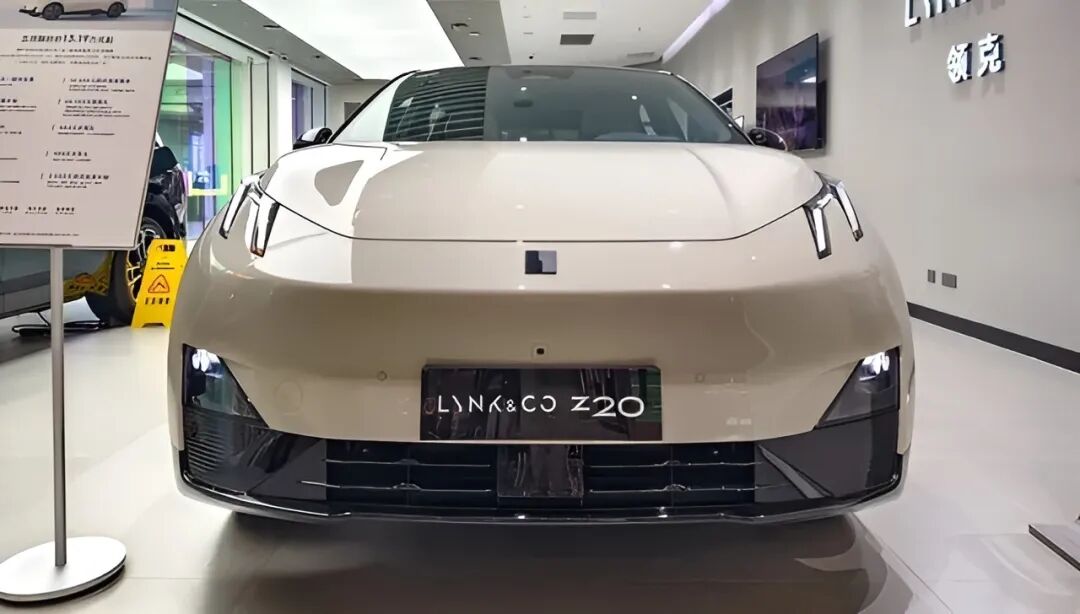 离谱！智能助手语音误关大灯导致撞车，领克紧急致歉