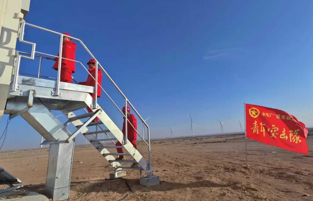 突击队员进入风机塔筒内部开展检查