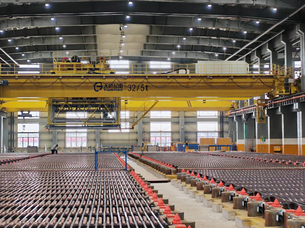 图为云南铜业股份有限公司西南铜业分公司生产车间。新华社记者浦超 摄