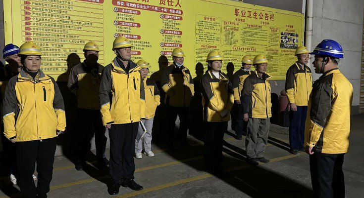 高全超向交接班的员工交代注意事项