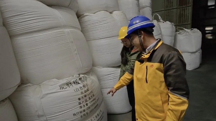 高全超（前）向记者介绍生产原料备货情况