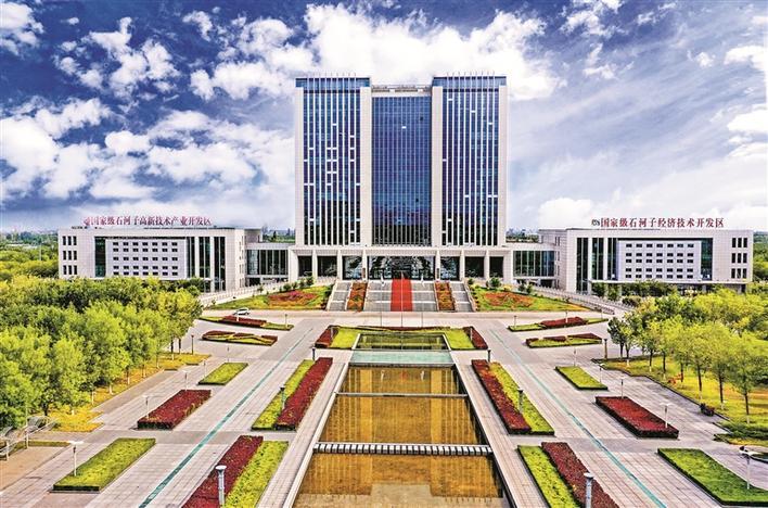 国家级石河子经济技术开发区商务中心大楼一隅（资料图片）。 张东 摄