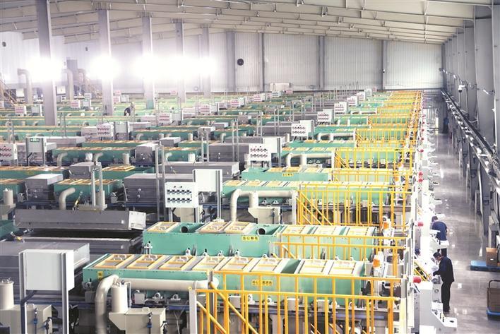 新疆西部安兴电子材料有限责任公司化成箔生产车间内，自动化生产线有序运转（资料图片）。晏瑞一 摄