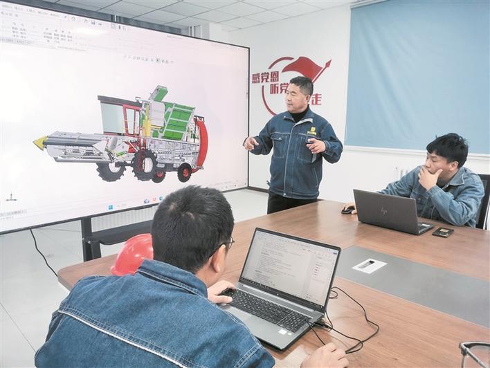 2月12日，天山机械制造有限公司研发团队正围绕新产品开发展开深入讨论。赵海忠 摄