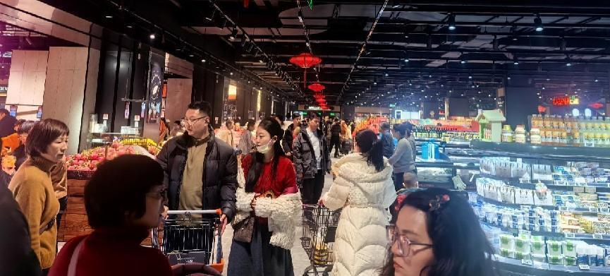 （图：在汇嘉时代超市(北京路购物中心)，消费者选购新鲜商品）