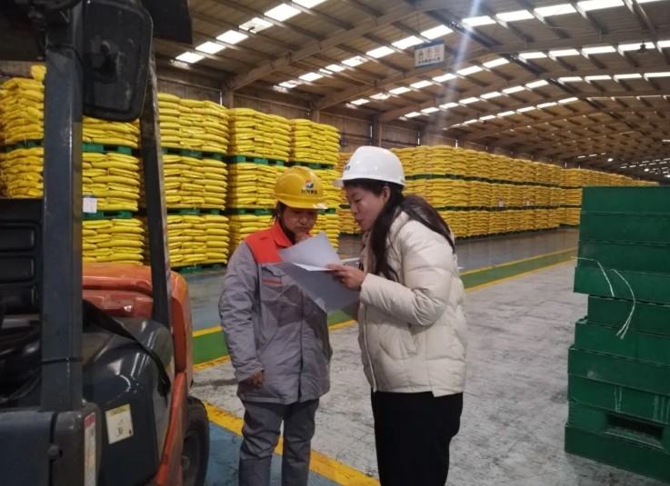 郭露露向记者介绍叉车安全操作细节