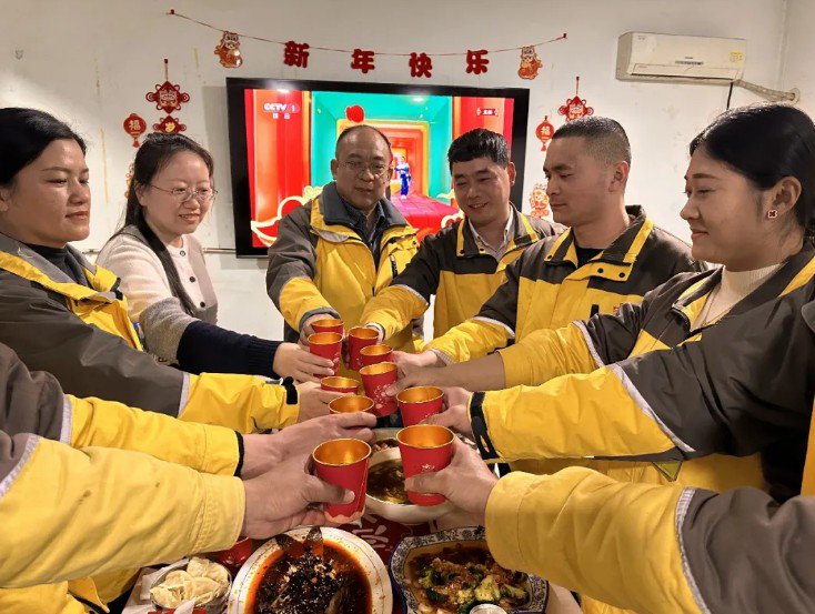 记者与值班员工一起吃年夜饭