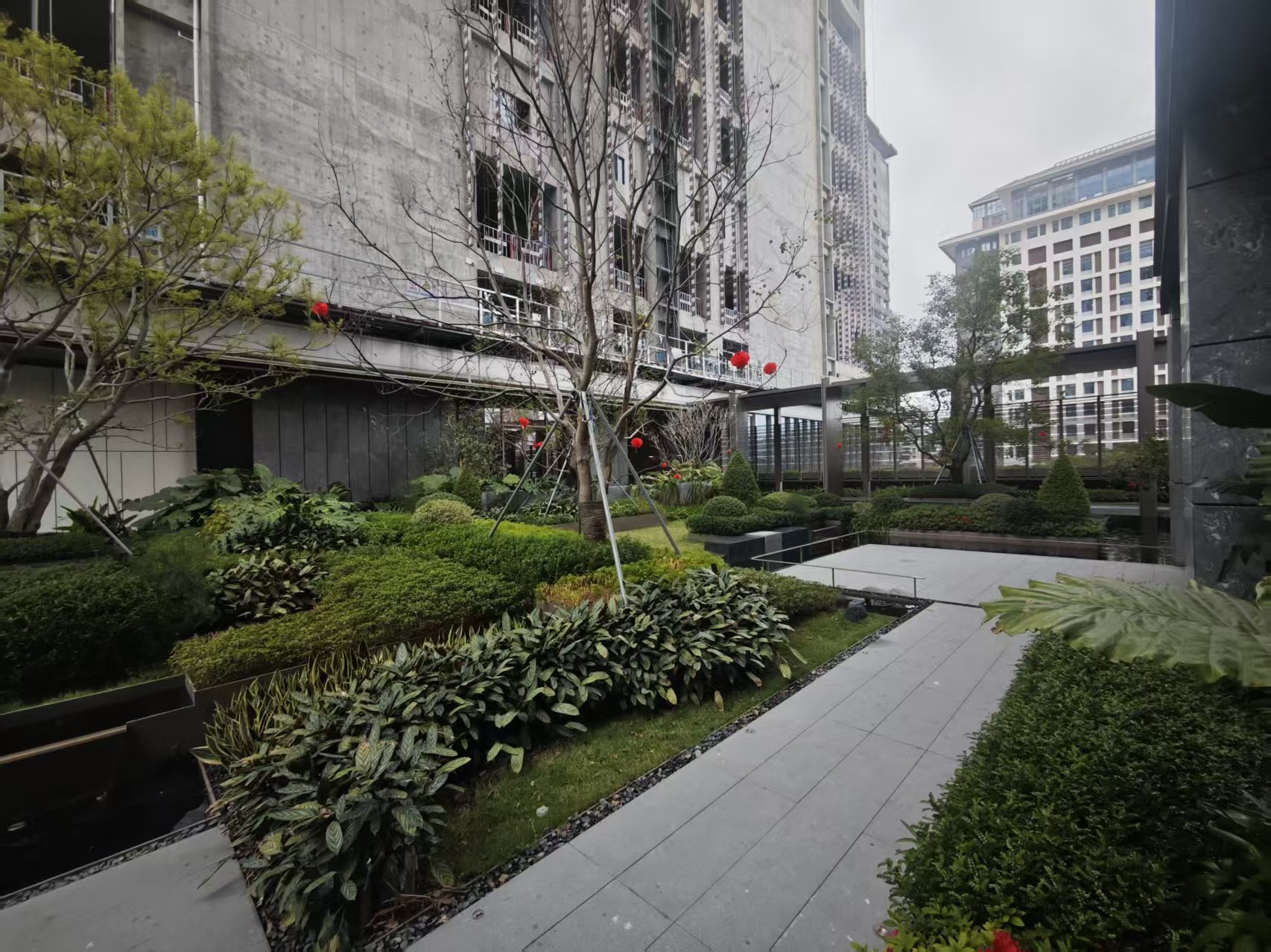 珺悦名都架空层的园林 图片来源：每经记者 陈荣浩 摄