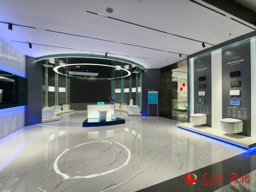 惠达卫浴生产基地内的产品展区。人民网记者 朱延生摄