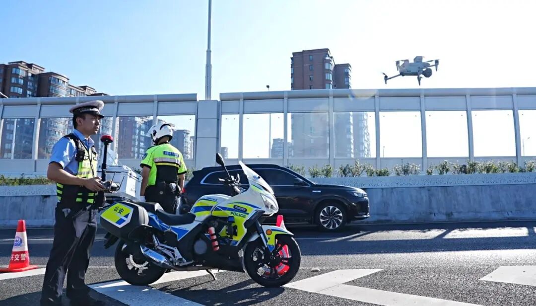 交警正在使用无人机进行巡检。图源：嘉兴交警