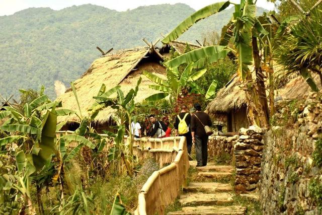 △春节期间，《熊猫计划之部落奇遇记》取景地翁丁古寨迎来游客高峰。