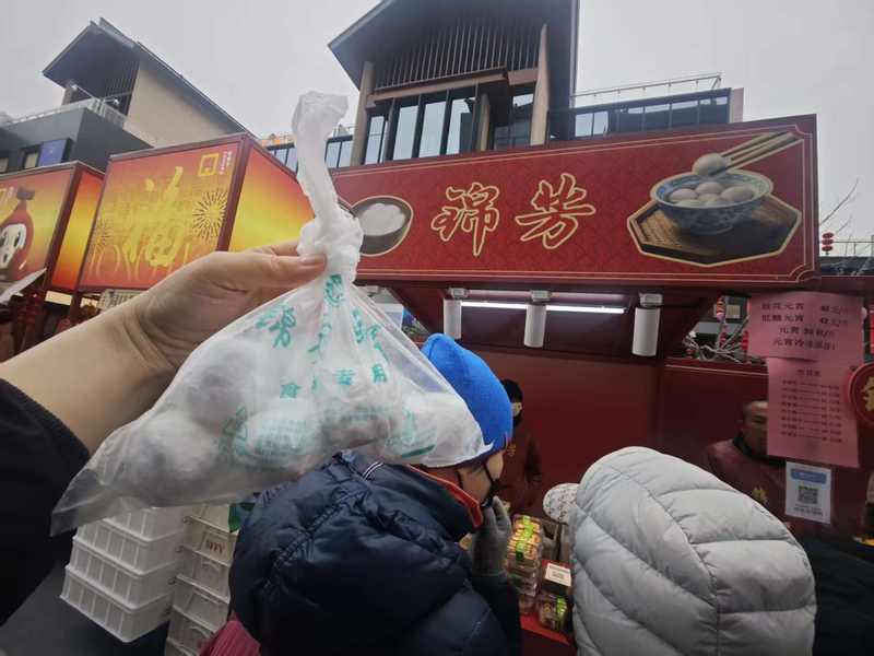 2月28日，一位北京市民展示其购买的锦芳元宵。