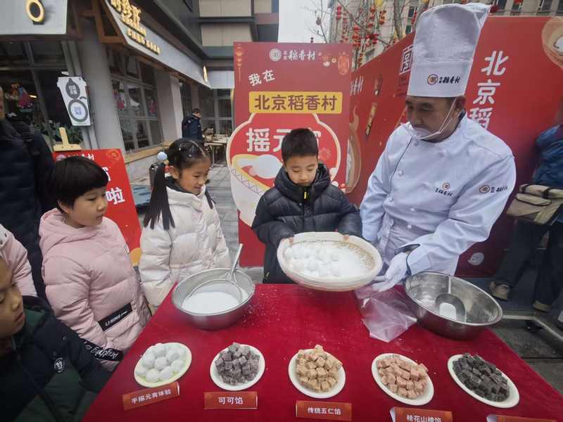 2月28日，隆福寺新春市集，北京稻香村技艺传承人于伯军现场教授手摇元宵。
