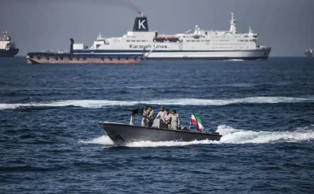 ​2019年4月30日，伊朗士兵在霍尔木兹海峡巡逻。图源：新华社