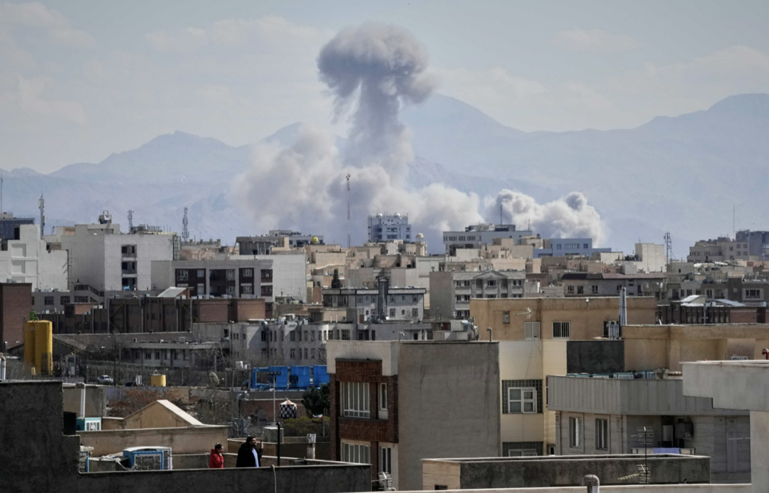 ​3月1日在伊朗首都德黑兰拍摄的烟柱。图源：新华社／美联