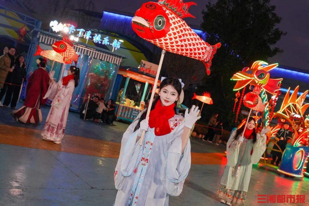 湘江海洋王国赏鱼灯巡游、打铁花。景区供图