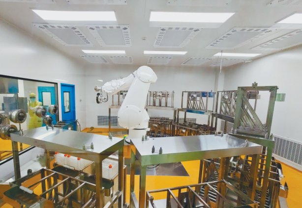 成大生物（本溪）有限公司的生产车间正在开展智能化生产。 郭韬 摄