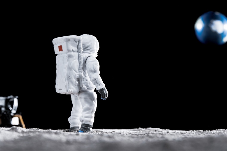 目标太难实现！美国宣布推迟载人登月至2028年，报告指责马斯克星舰拖慢进度【附航天行业市场分析】