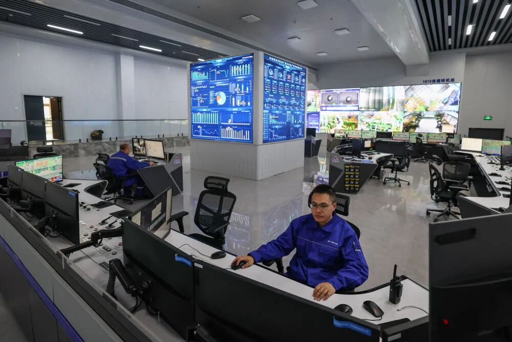 2025年12月6日，工作人员在鞍钢集团本钢板材冷轧总厂第三冷轧厂集控中心监控设备运行情况。新华社记者 潘昱龙 摄