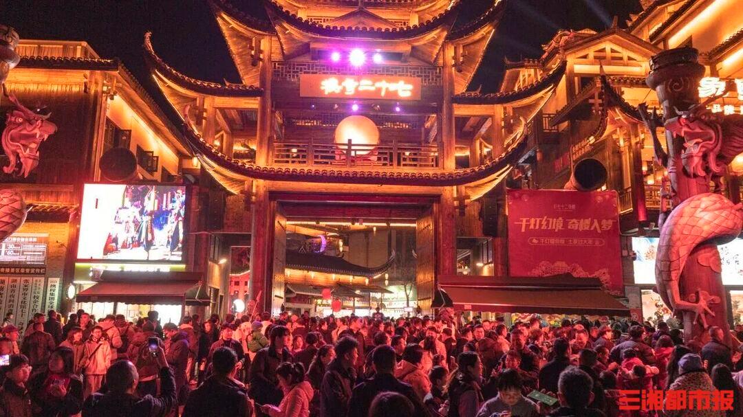 游客夜游张家界七十二奇楼。景区供图