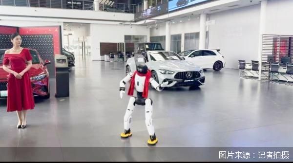 全球首个机器人×汽车4S店项目落地：奔驰门店客流提升15%，停留时长翻倍